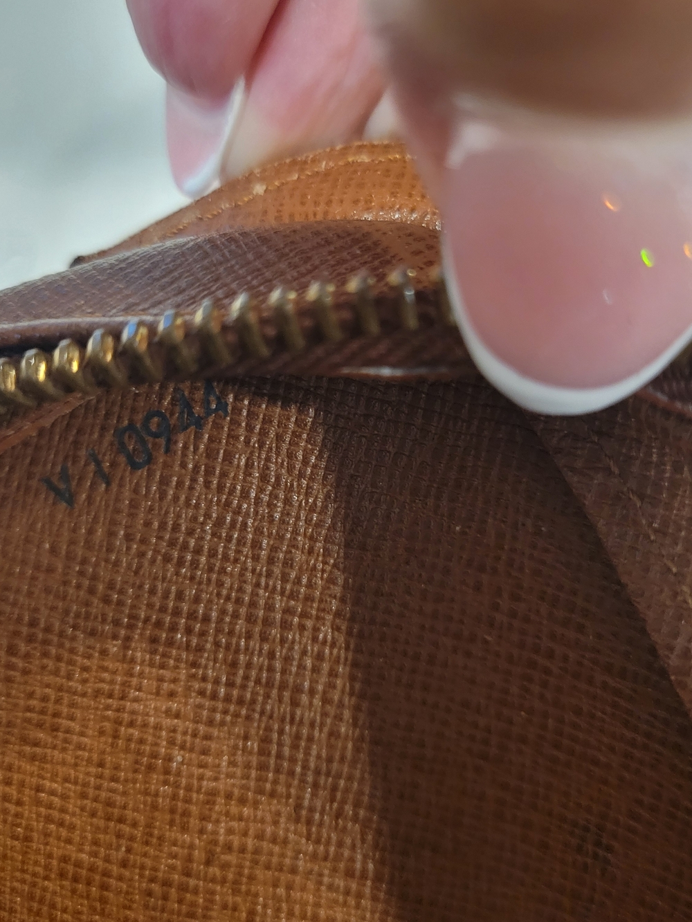 Louis Vuitton Monogram Canvas Toiletry Pouch in Brown and Tan Size 28 - Picture 2 of 6